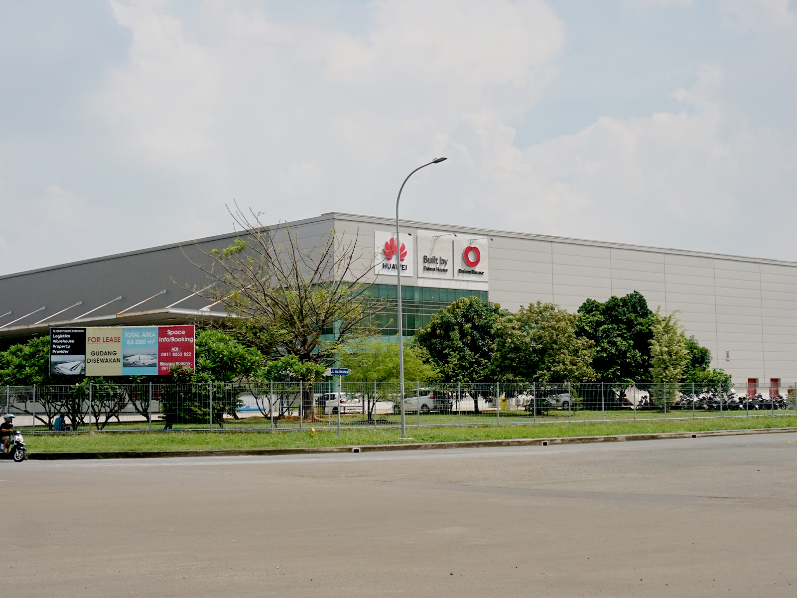Jalan utama cukup 100 meter